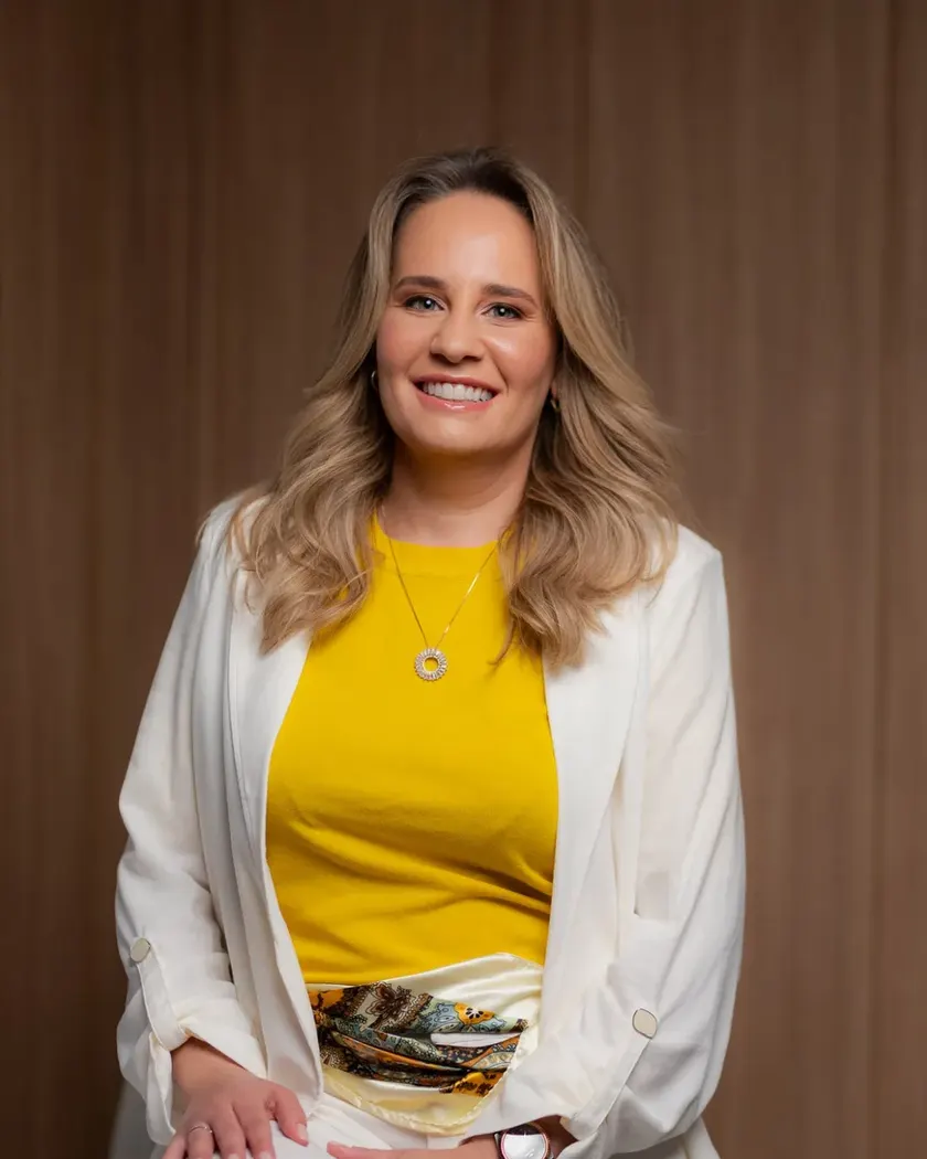 Dra. Flávia Magalini em seu consultório em Brusque